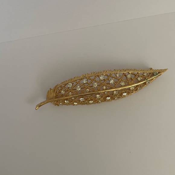 Elegant Gold Leaf Brooch - Picture 2 of 3